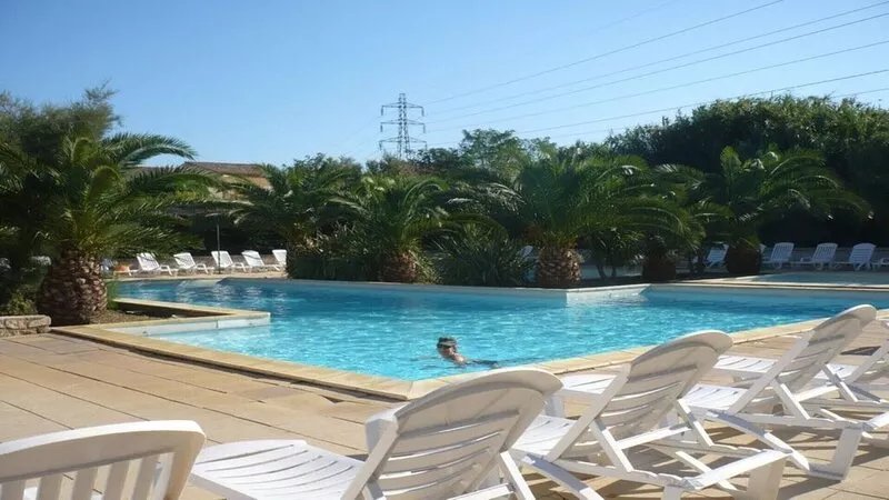 4* air-conditioned house, sleeps 6, enclosed garden with trees, communal