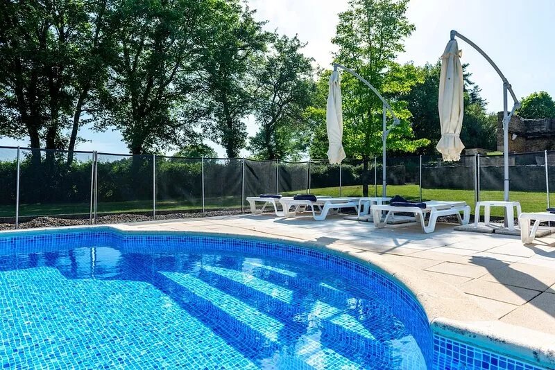 Chez Charolais - sleeps 10 guests  in 5 bedrooms