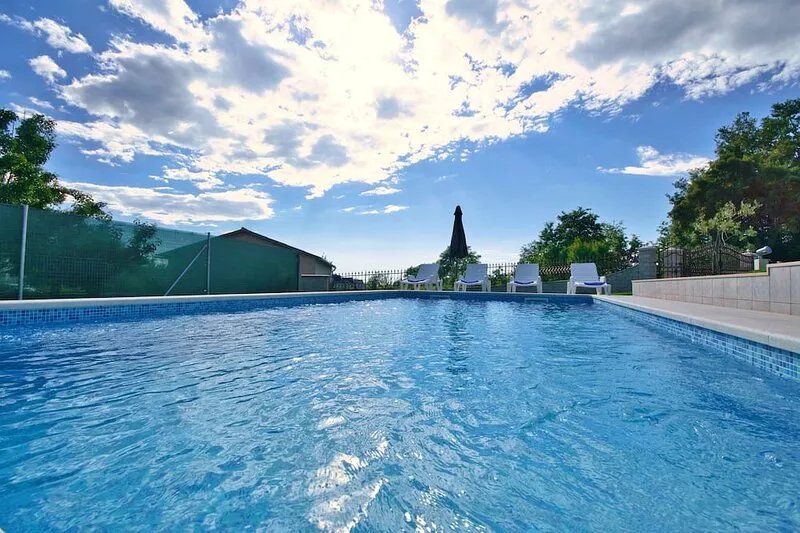 Spacious and private pool Villa, parking, wifi, fenced
