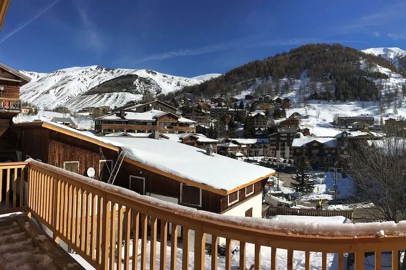 LARGE DUPLEX with fireplace, ideal Family-CENTER STATION, skis with the feet :))