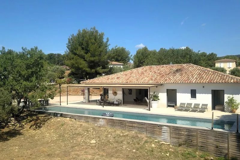 Modern single-storey villa with 20m heated pool