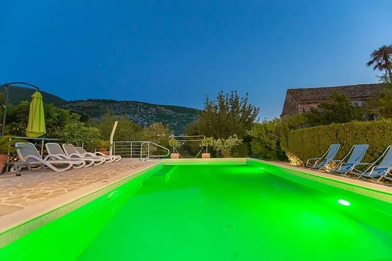 Waterfront Historic Villa, beautiful Renaissance garden, heated swimming pool