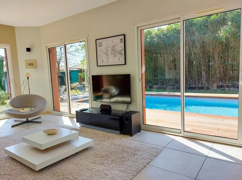 Stunning contemporary 2,200 sq ft villa for 10 persons with swimming pool heated