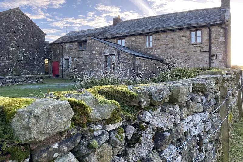 WRAY GREEN, pet friendly, character holiday cottage in Ravenstonedale