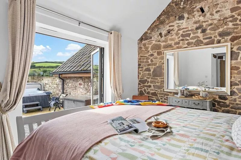 THE FARM OFFICE, pet friendly, with hot tub in Bampton, Devon
