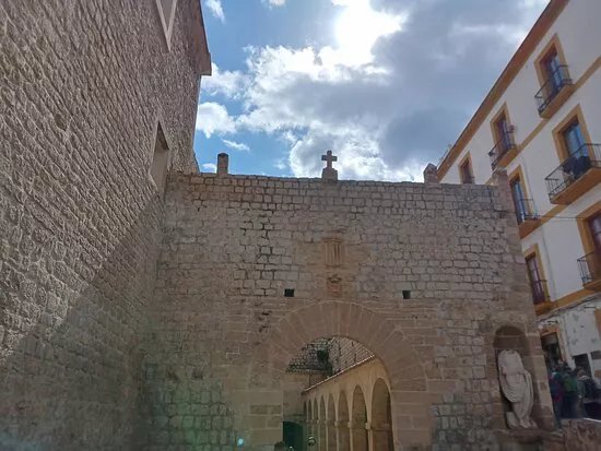 Porta de Ses Taules and Placa d'Armes