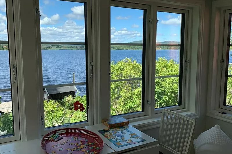 Large holiday home right on the lake in a dream location