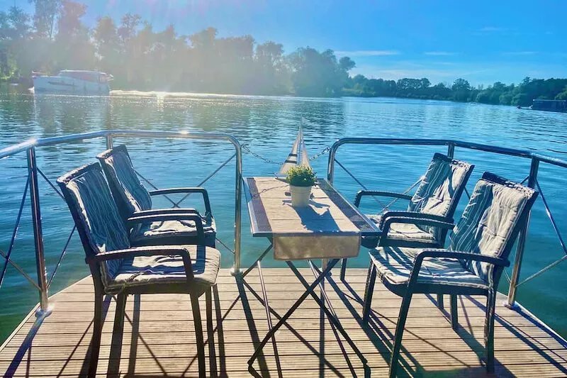 Modern houseboat for up to 5 people on the Havel without a license