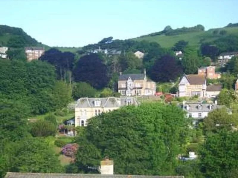 Spacious townhouse - a short walk to harbour, beaches, shops and restaurants