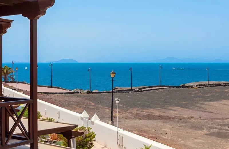 Beachfront house, Fuerteventura view, pool and deckchairs, close to shops