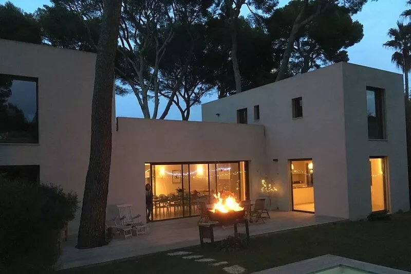 CHARMING LUXURY VILLA 200m2 in unspoiled nature 3000m2 near the Garoupe