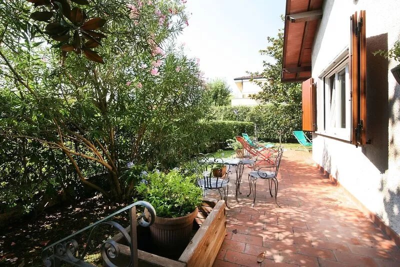 Villa in Forte dei Marmi for 8 People with Garden and WiFi