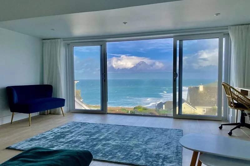 Amazing holiday home with stunning sea views, garden and parking