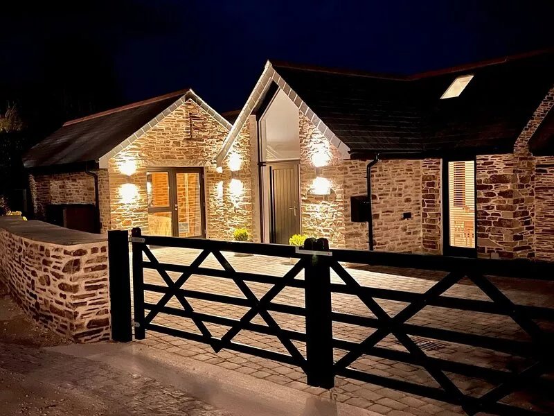 Luxury barn conversion near Padstow - stunning ocean views, garden and hot tub