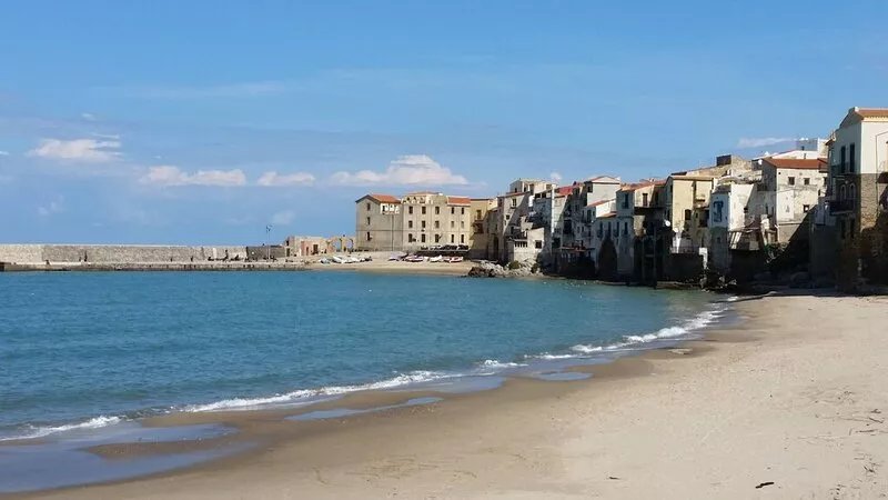 Quiet apartment in the old town, sea view and 50m to the beach. Up to 3 people