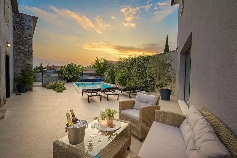 Ideal for a family vacation. Heated pool. Local breakfast optional available