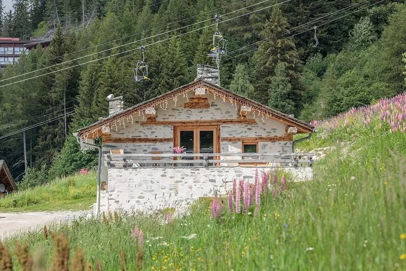 Authentic renovated chalet on the slopes 5 min walk Arc 1600 4 ch 3 bath 12pers