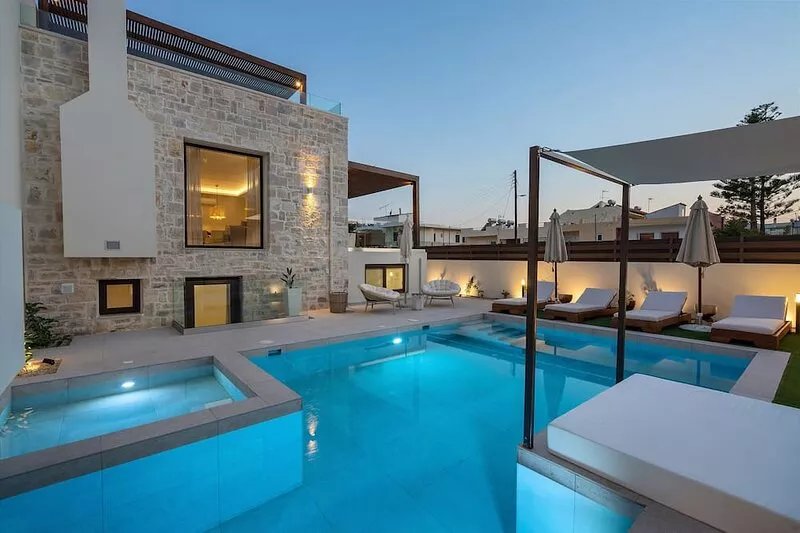 100m from the beach, hot tub, ping pong, sauna, gym & private sun beds!