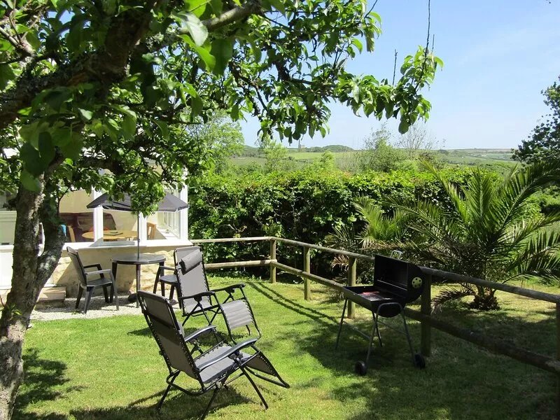 TRANQUIL COTTAGE,NR PERRANPORTH BEACH,GARDEN,BBQ,PARKING,DOG FRIENDLY