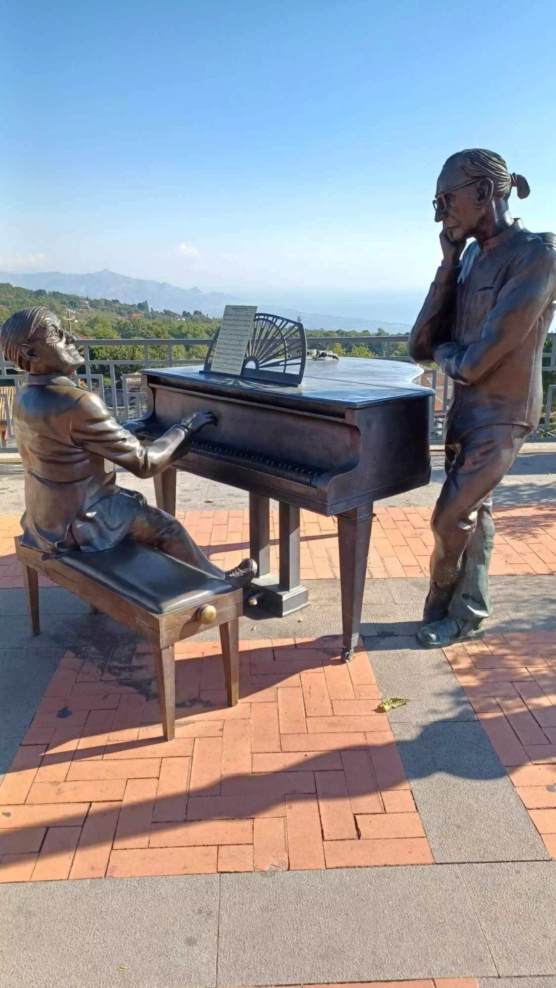 Statua Di Franco Battiato E Lucio Dalla