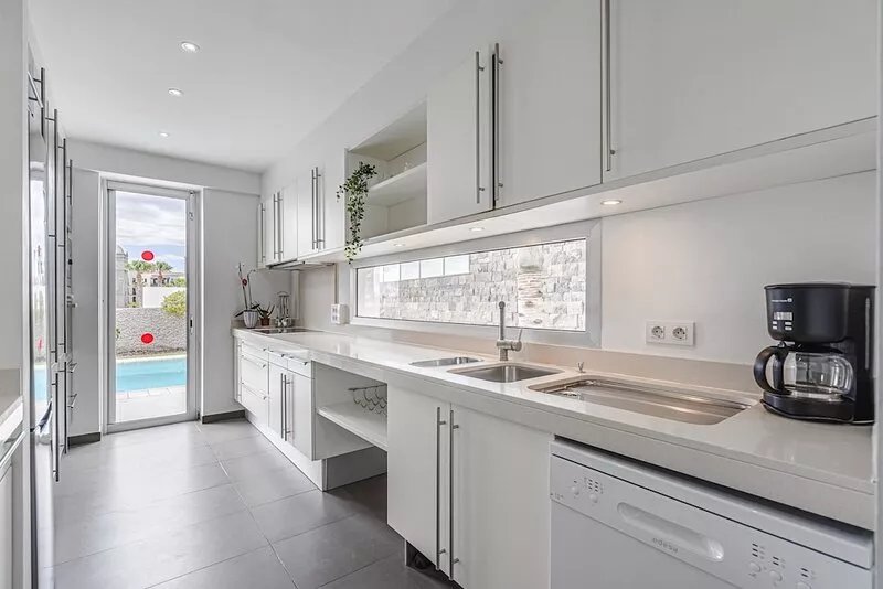 Modern 5B villa in El Duque, heated pool, wifi, just 250m from the beach