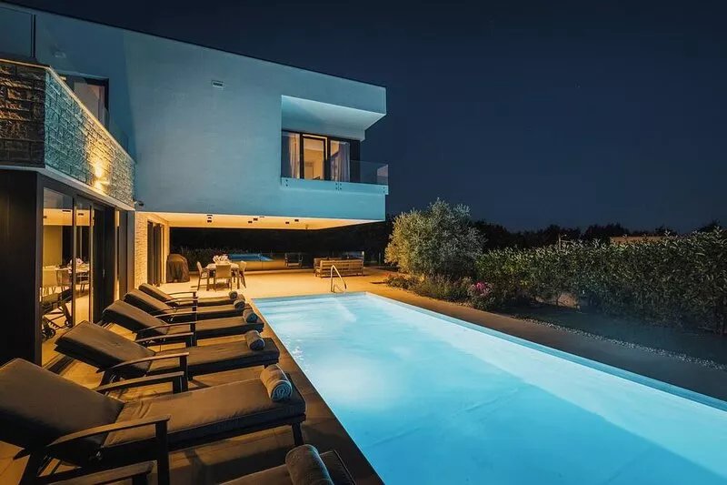 Luxury 4BD villa for 8 with pool, jacuzzi, sauna, gym, bocci and basketball