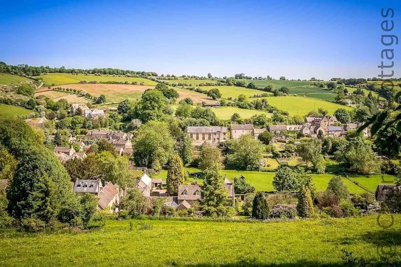 GLEED COTTAGE, pet friendly, character holiday cottage in Cheltenham