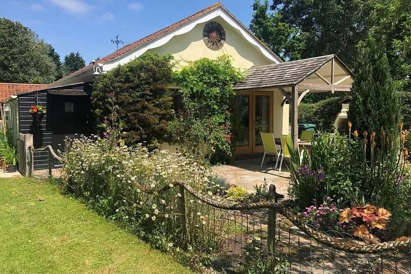 Rookery Nook, spacious & pet friendly - wifi, gardens, parking, sleeps 3