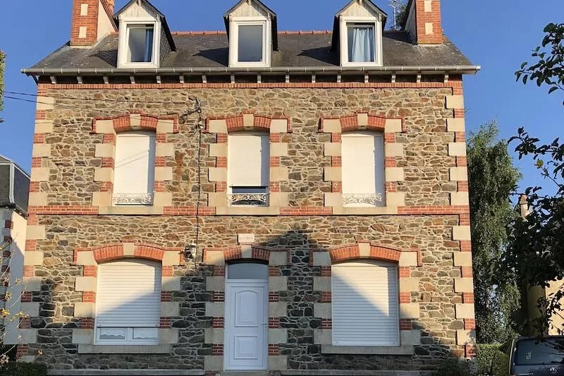 House with fenced garden 500 m from Casino Beach