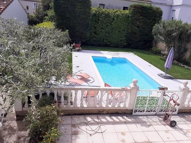 house on 1000m2 with swimming pool and green area