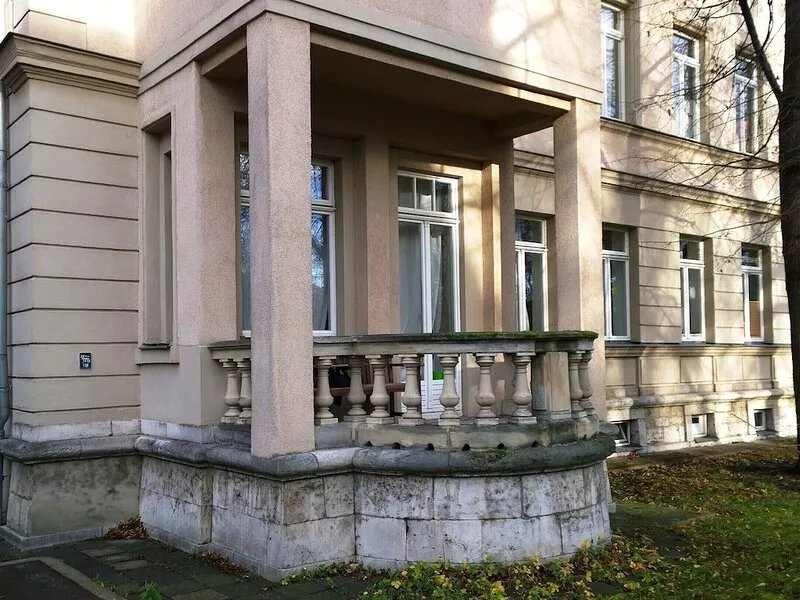 Large stylishly furnished holiday flat in a quiet and central location