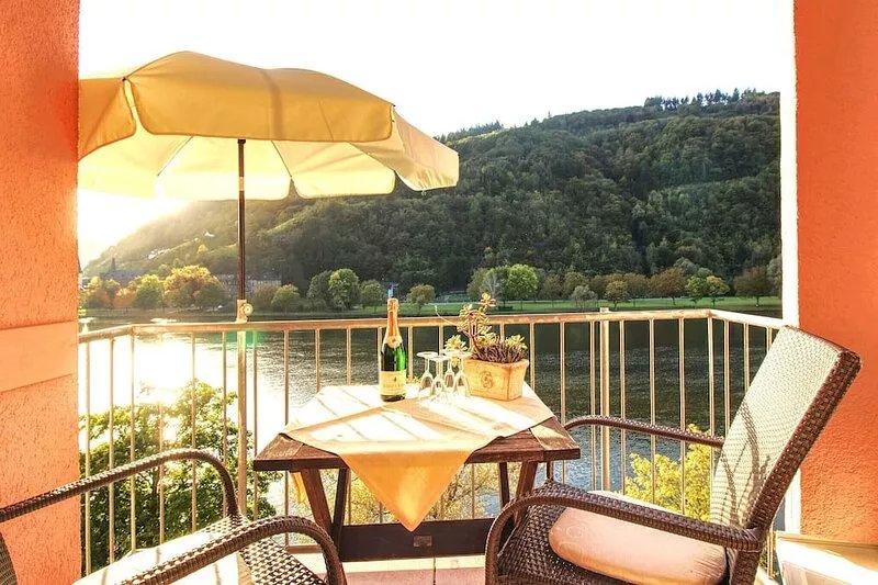 Apartment with balcony directly on the banks and with a view of the Moselle