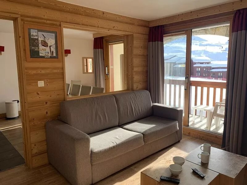 High-quality, comfortable, ski-in/ski-out apartment for 8 people.