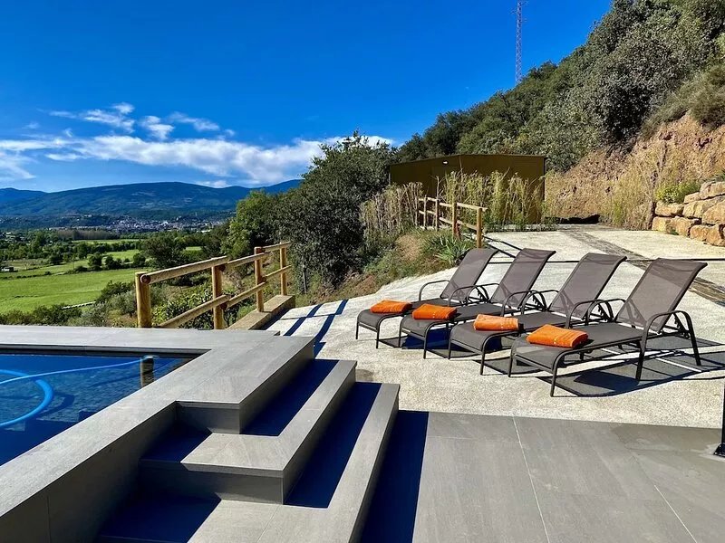 Unforgettable super-sunny wine estate/luxury villa close to Andorra.