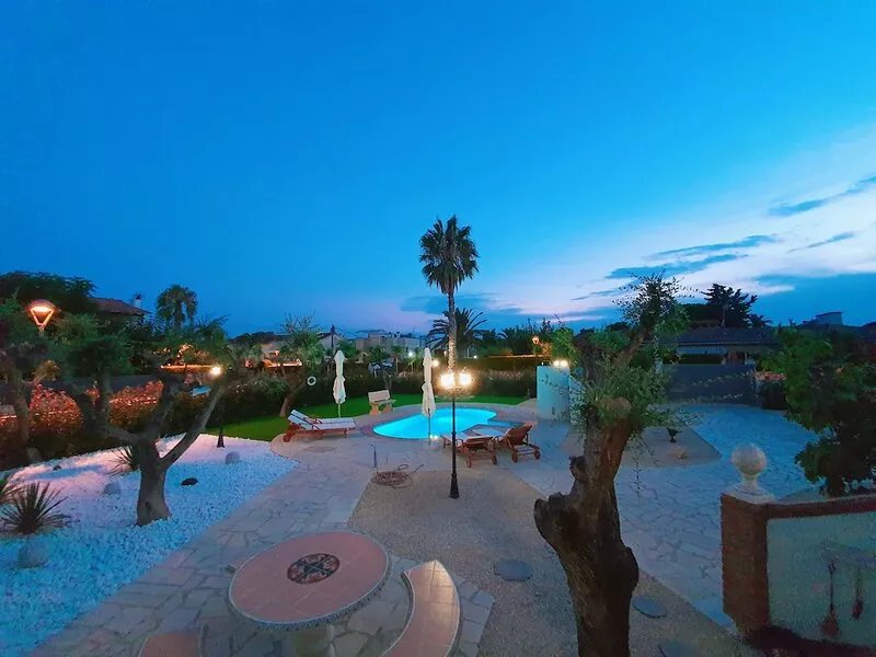 New vacation home with private pool, 2 min walk from the beach