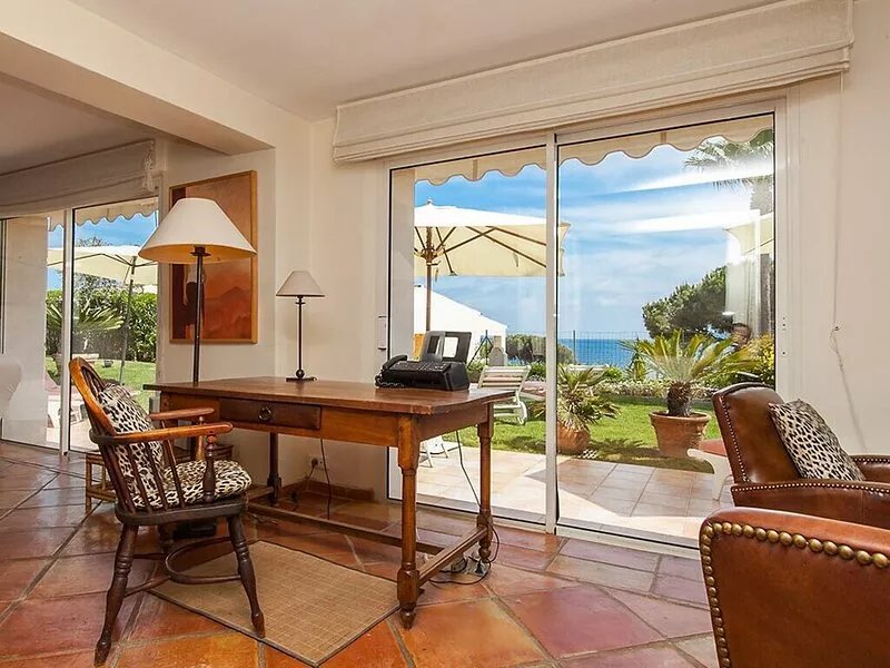 Lux. ground-floor apartment in Art Nouveau villa, private garden, ocean view