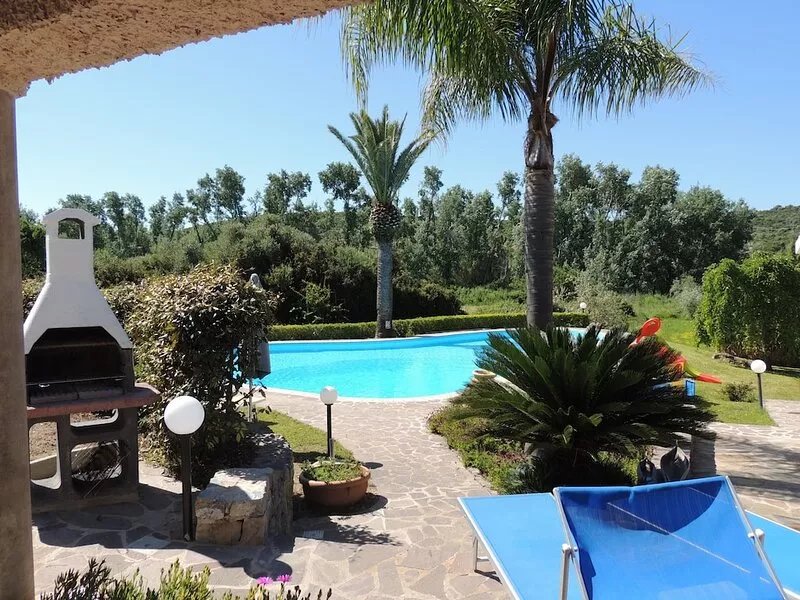 Villa Donzell, 14m private pool and Jacuzzi, Large Garden, Kids Play Area