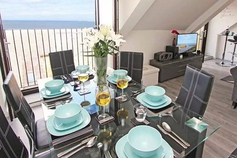 Fisherman's Cottage with amazing sea views - set in old quiet cobbled square
