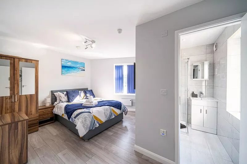 Private Ensuite Room Shared Kitchen St Helen B1