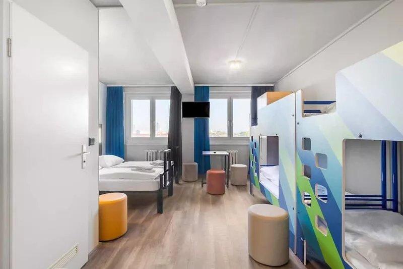 Family room, shower, WC - a&o Dresden Hauptbahnhof