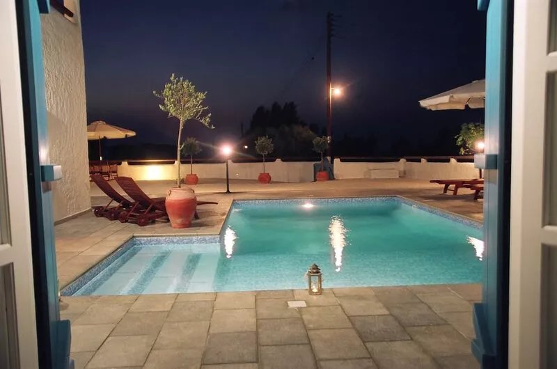A sea view private villa with heated outdoor jacuzzi & spa