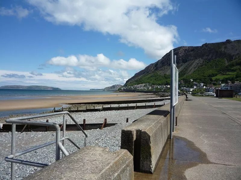 Seaside Cottage, dog friendly, good walks, by beach & Snowdonia National Park