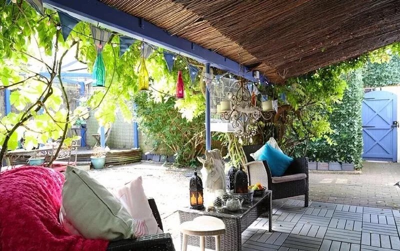 HOUSE WITH PRIVATE GARDEN AND PETS ALLOWED . Monthly bookings at £2500 pcm