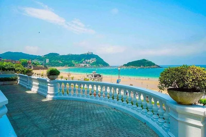 Crown of La Concha Beach. SPECIAL MEASURES