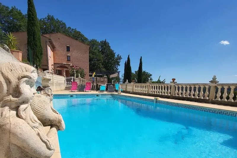 At the foot of the Gorges du Verdon air-conditioned villa with waterfall pool