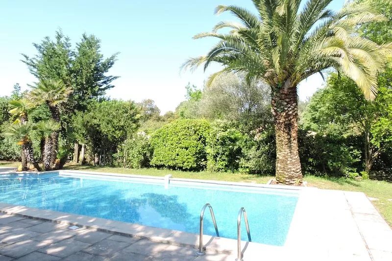 Charming house, Large swimming pool, landscaped garden, sunny, quiet, near beach