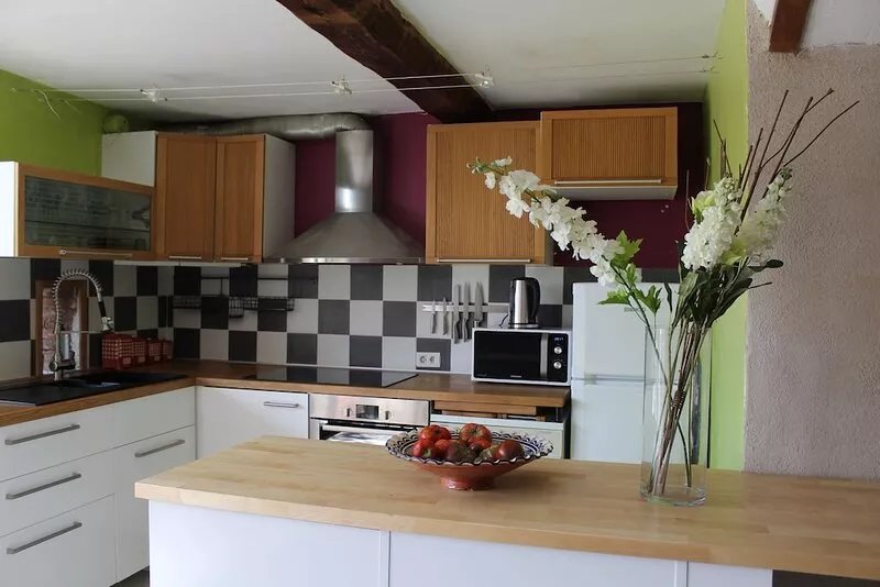 Large, renovated Catalan house, in the heart of the vineyard between sea