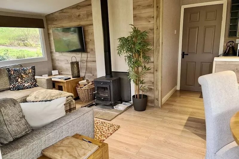 Rowan Tree Lodge with Hot Tub, a beautiful Woodland Retreat in Shropshire