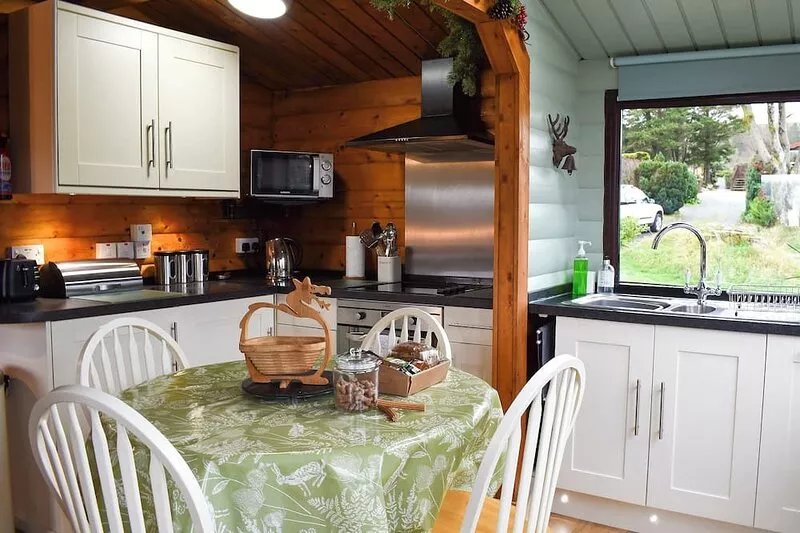 A quintessential cosy log cabin awaits in a fantastic area.