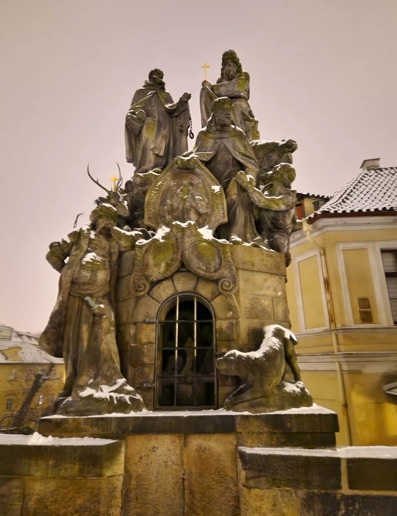 Statues of Saints John of Matha, Felix of Valois, and Ivan